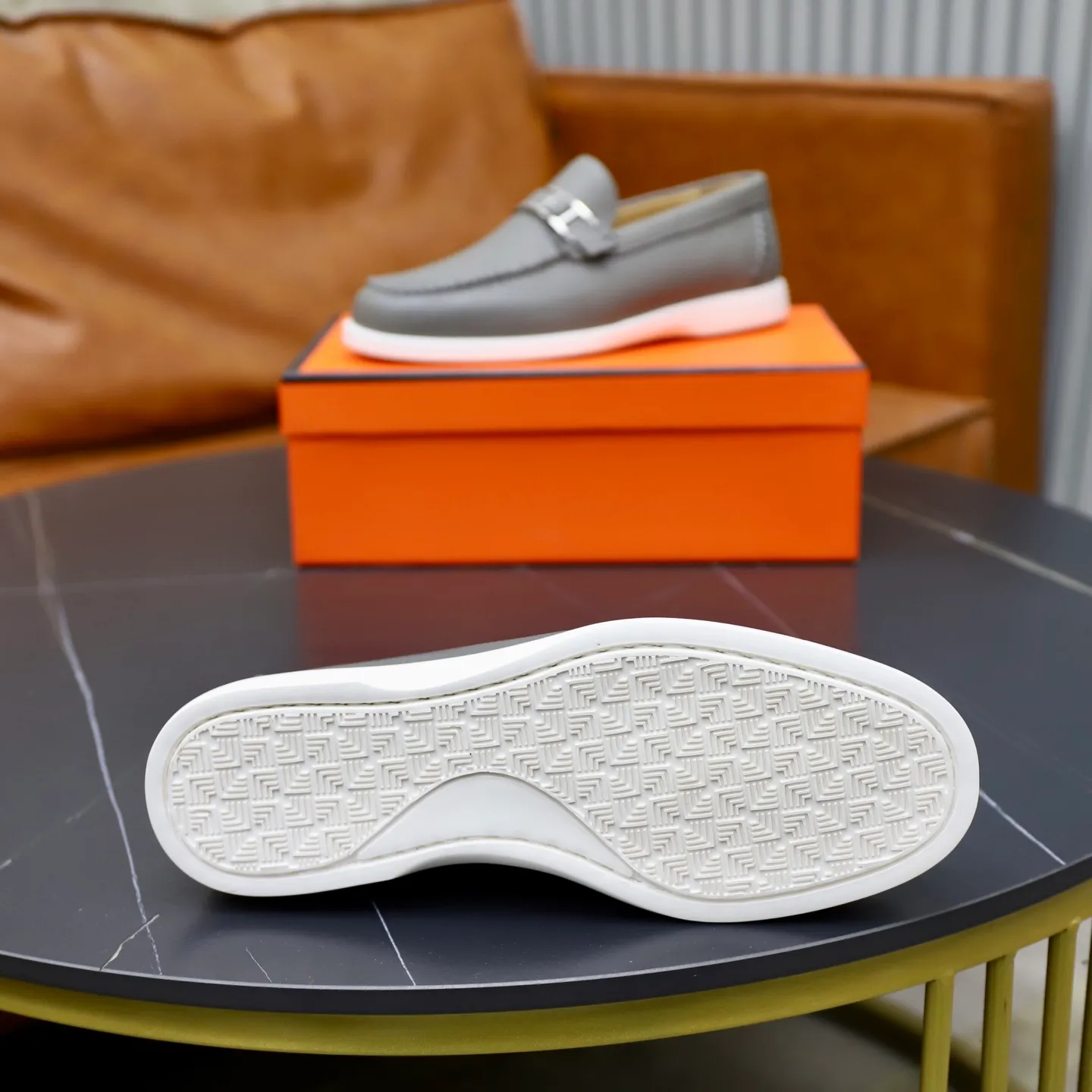 Ex-factory price: 560💰Hermès/Hermès slip-on men's shoes. This shoe is made of imported pebbled cowhide. It has simple and smooth lines and is combined with aerodynamically designed 3CM rubber foam ultra-light soles! Youthful and fashionable, classic H-shaped hardware buckle decoration, calf lining gently wraps the feet, with logo cowhide feet, casual and urban style, highlighting youthful vitality, sports and leisure version, super versatile, code number: 38-39-40-41-42-43-44 standard leather shoe size (45 can be customized but does not support returns)